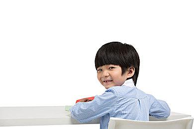 战术角色扮演游戏《刃裔学院》现已正式发售